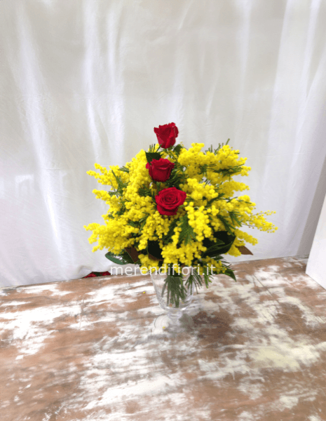 3 rose rosse e mimosa