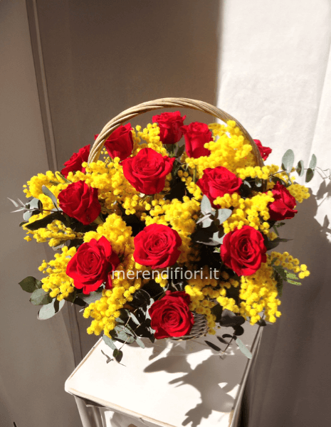 Cestino rose rosse mimosa 
